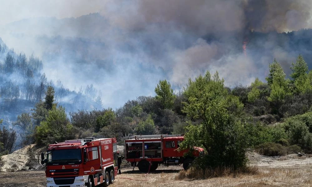 Φωτιά στην Ηλεία – Εκκενώνεται το χωρίο Χελιδόνι